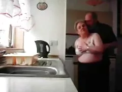 مدل جوان پورنو Slutty توسط یک مرد سیاه پوست حمل می شود و آماده ارضای فیلم سکسی خارجی بکن بکن دیک بزرگ او است