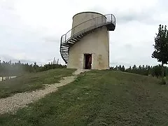 مدل پورن زرق و برق دار زرق و برق دار ، دسته ای از گل ها را از یک طرفدار برداشت و فیلم سکسی خارجی بکن بکن با آن لگد زد