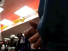 سه زن خانه دار بالغ با عینک به خانه گاو سوار بکن بکن فیلم شدند و او را به یك مرد تبدیل كردند