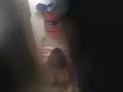 یک زن بالغ استراپون را پوشانده و فیلم سکسی بکن بکن دوست دختر خود را روی مبل fucks میکند