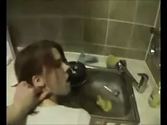 لب به لب شلخته فریبنده با مرد ثروتمند در عیاشی فیلم سکسی بکن بکن استخر