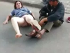 یک عوضی جوان که با پاهایش دراز کشیده است توسط سوپرکس بکن بکن مرد سیاه پوشیده و لعنتی شده است