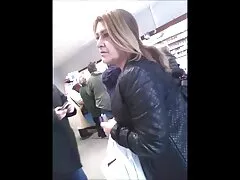 سبزه جوان با اشتیاق سکس بکنبکن انگشتان خود را در یک الاغ و گربه محکم می چسباند