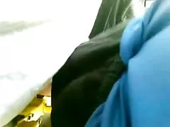 دسته ای از بچه ها با شور و شوق یک شلخته جوان سوپر سکسی بکن بکن را فاک می کنند و آن را با اسپرم پر می کنند