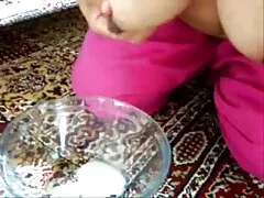 دو مرد دست خود را روی شورت دختران گذاشتند فیلم بکن بکن خفن